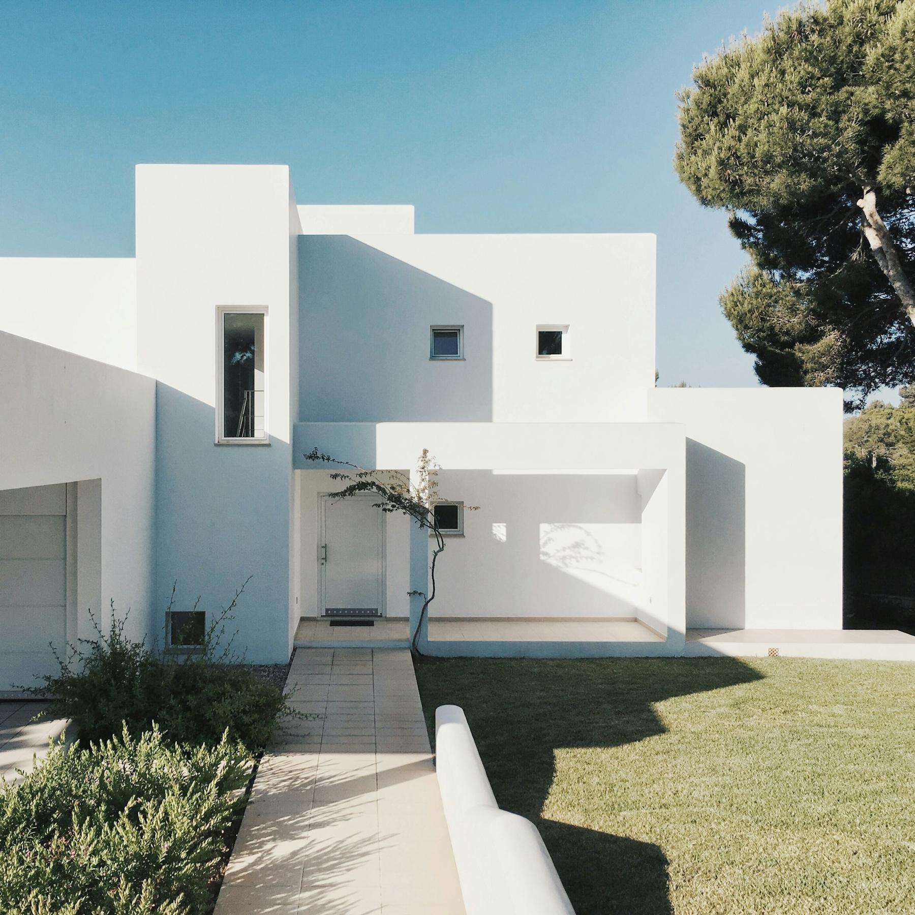 Clean white contemporary dwelling with garden